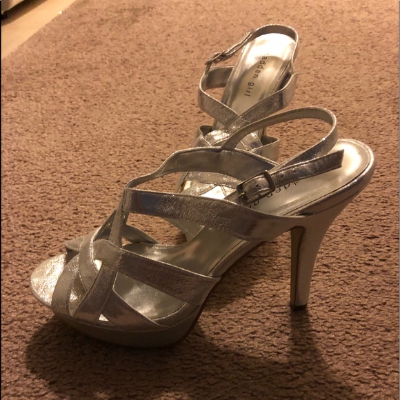 Silver heels - Picture 2 of 3